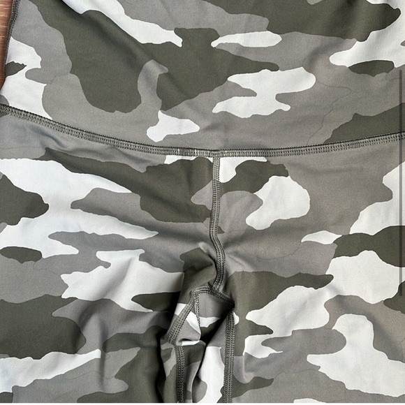 Aerie Chill Play Move Camo Leggings size small - Picture 3 of 6